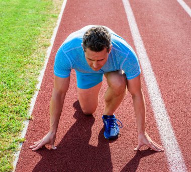 Runner atlet düşük başlangıç konumu yoğunlaşmıştır. Runner take parçası yarışmalar başlangıç konumu düşük. Spor hedef odaklı. Zafer elde etmek hazır. Adam atlet yarış gitmeye çalışan duruldu