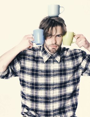 Beyaz arka planda izole edilmiş bardakları tutan yakışıklı adam.