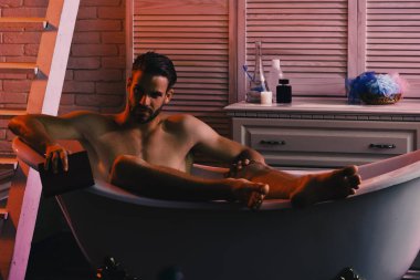 Seks ve gevşeme kavramı: adam kitap küvet ile