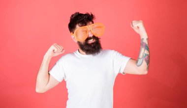 Süperstar olarak o gözlük gibi hissediyorum. Güneş gözlüğü aksesuar inanılmaz güven duygusu verir. Adam hipster giyer dev louvered güneş gözlüğü sakallı. Hipster giyer çekim gölgeler güneş gözlüğü