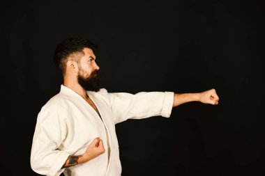 Üniformalı ciddi yüzlü karateci..