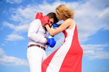Kız gücü iktidarda kendinden emin. Mücadele eşitlik hakları. Cinsiyet Egemenlik kavramı. Kendinizi savunmak nasıl öğrenin. O kendini savunmak nasıl bilir. Erkek ve kadın boks eldivenleri gökyüzü arka plan mücadele