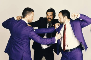 Sakallı ve saldırgan yüzlü adamlar liderlik için savaşır..