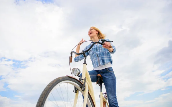 Kız bisiklet gökyüzü arka plan sürmek. Duygusal kadın bisikleti tatil keyfini çıkarın. Bayan bisikletçi Kruvazör bisikleti ile. Kız bisiklet sürme boş zaman harcamak. En son haberler için eğlence ve boş zaman etkinlikleri bisikletçiler — Stok fotoğraf