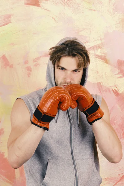 Hombre con el pelo desordenado sobre fondo colorido. Deportes y lucha —  Fotos de Stock