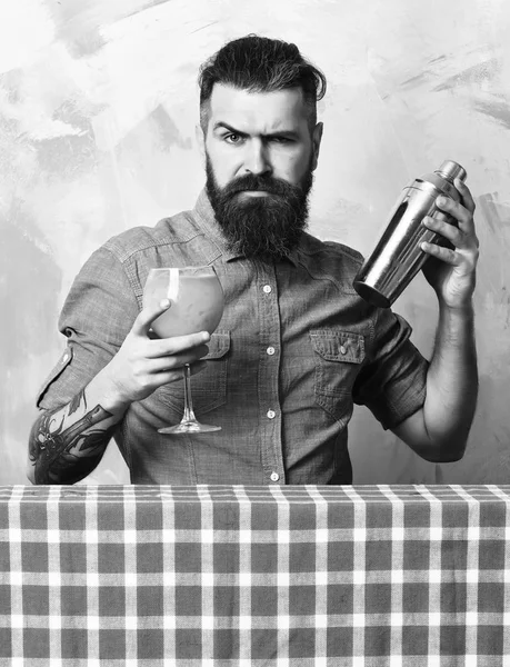 Brutal hipster caucasiano fazendo álcool tropical coquetel fresco — Fotografia de Stock