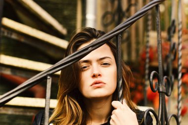 Emin taş merdivenle yüzünde kadınla.