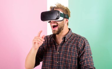 Hipster modern teknolojiler eğlence için kullanın. Adam Vr gözlük veya baş ile ekran monte. Dijital yüzey ile etkileşim içinde sanal gerçeklik. Adam tıraşsız adamla Vr gözlük, pembe arka plan