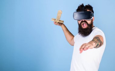 Hipster yüz bağırarak üzerinde sanal gerçeklik oyun oyun keyfini çıkarın. Vr gözlük, açık mavi renkli sakallı adam. Adam ile kafa monte göstermek ve kılıç oyun dövüş oyunu Vr. Vr oyun kavram