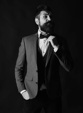 Şık sakallı ve bıyıklı bir yönetici ya da konuşmacı..