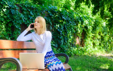 Satış Müdürü parkında çalışır. En iyi satış yöneticileri her zaman bu becerilere sahip. Satış teknikleri ara. Başarılı çağrı. Serbest meslek sahibi satış müdürü arama istemci. Dizüstü bilgisayar işleri açık havada kadınla