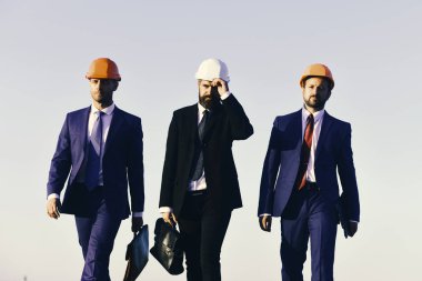 Yöneticileri klasör ve evrak çantası tutun. İnşaat kavramı.