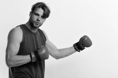 Boks ve spor konsepti. Deri kutu ekipmanlı bir sporcu