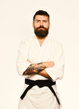 Judo usta siyah kemer ile geçti silah tutan.