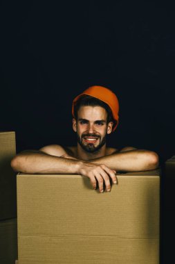 Baştan çıkarma ve hareket konsepti. Gülen yüzlü maço.