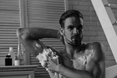 Seksi şekilde sünger ile yıkama maço