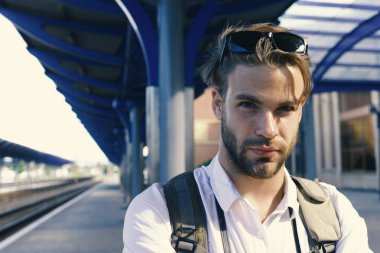 Turist ciddi bir yüz ve sırt çantası ile. Genç adam