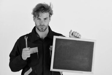 Servis ve inşaat sunumu konsepti. Sakallı adam