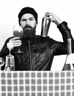 Kafkasyalı vahşi hippi elinde alkollü içecek ya da taze kokteyl tutuyor.