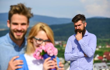 Aşık açık flört romantik ilişkiler sarılmak. Sadakatsizlik kavramı. İki aşık kıskanç sakallı adam izlerken karısı onu sevgilisi ile hile süre kalma. Çift Romantik Tarih severler buket çiçekler