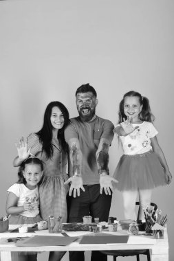 Sanatçı sanat çocuklar vücut üzerinde oluşturun. Aile boş zaman