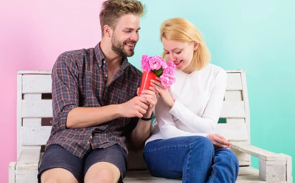 Bukett favorit blommor som romantisk gåva. Par i kärlek romantisk datum. Gentleman alltid sätta blommor datum. Trevlig överraskning för dam. Man ger bukett blommor till flickvän, turkos bakgrund — Stockfoto