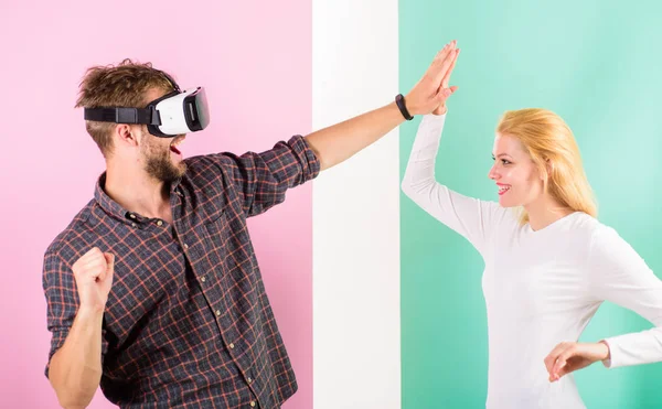 Ideas de regalos para hombres. Hombre gafas VR disfrutar de videojuegos. El mejor regalo de todos. El hombre disfruta de la realidad virtual. Chica feliz de que le guste su regalo. Hacerlo feliz regalo le gafas de realidad virtual y dejar jugar juegos todo el día — Foto de Stock