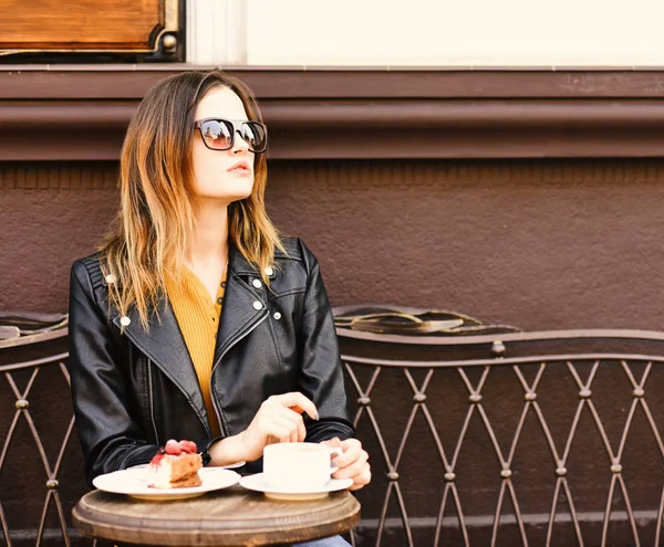 Mulher com cara séria passa tempo no café — Fotografia de Stock