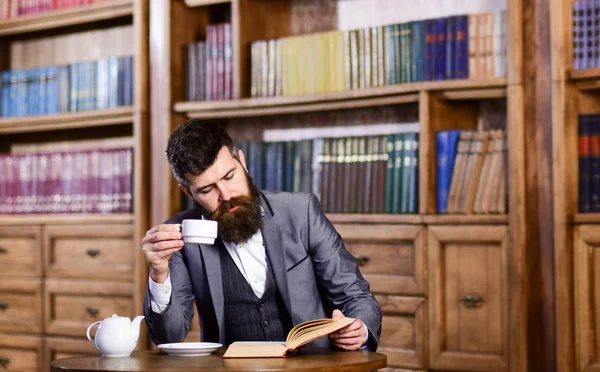 Un uomo con il tè — Foto Stock