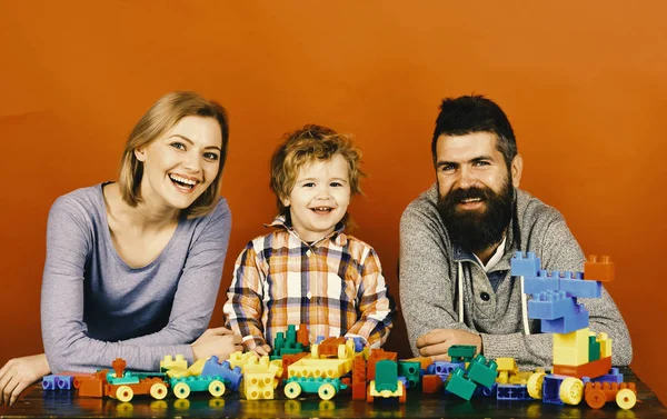 La familia joven pasa tiempo en la sala de juegos. Familia e infancia —  Fotos de Stock