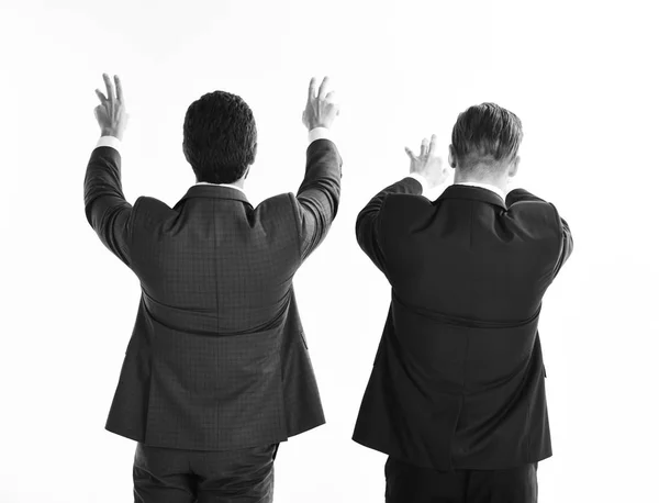 Άνδρες σε κοστούμι ή επιχειρηματίες σηκώνουν τα χέρια — Φωτογραφία Αρχείου