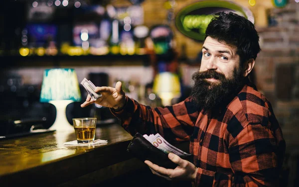 Hipster holds wallet, counting money to buy drinks. — Stock Photo, Image