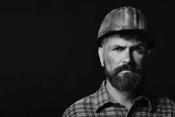 Constructor o reparador con barba gruesa. Trabajador con imagen brutal —  Fotos de Stock