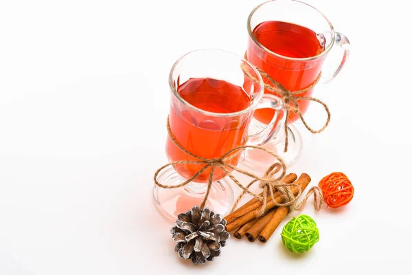 Glasses with mulled wine or cider tied with twine string on white background. Traditional mulled wine with spices. Mulled wine or hot beverage in glasses and cinnamon sticks. Hot drinks concept — Stock Photo, Image