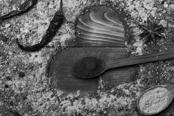 Skład przyprawy kształtuje serce. Łyżki drewniane — Zdjęcie stockowe