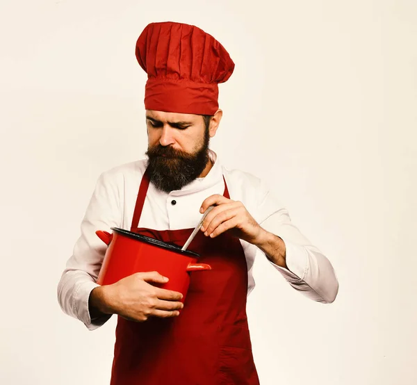 Man met baard houdt rode pot op witte achtergrond — Stockfoto