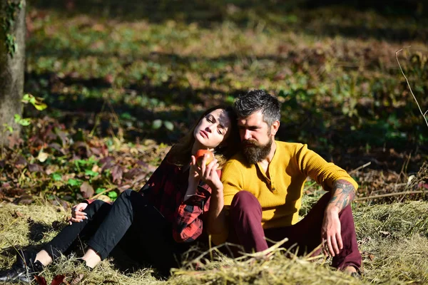 Concepto de relación y cosecha de otoño. Hombre y mujer — Foto de Stock