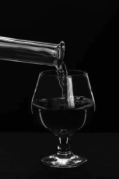 Brandy o cognac vetro di riempimento dalla bottiglia . — Foto Stock