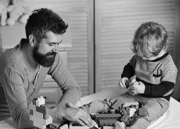 Apa és gyerek műanyag tömböket építenek. Gyermekkor és család — Stock Fotó