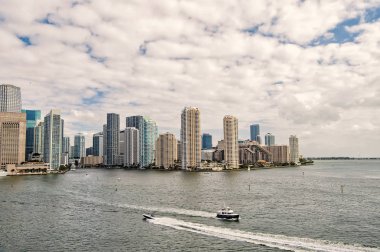 Miami gökdelenler mavi bulutlu gökyüzü, tekne yelken, havadan görünümü