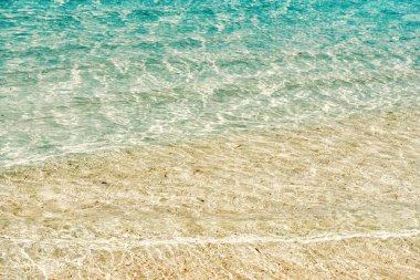 dalgalı su arka plan üzerinde kum