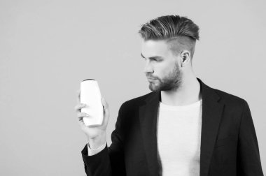 Şampuan veya jel ile işadamı şişe elinde, spa