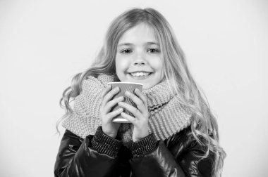 Turuncu arka planda kırmızı bardakla çocuk gülümsemesi