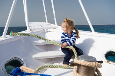 Hiç Cutiest denizci. Çocuk çok güzel denizci gömlek yat seyahat dünya çapında çizgili. Erkek bebek tatil cruise gemi tadını çıkarın. Çocuk şirin denizci yardım halatlar ile yay yat. Macera çocuk denizci deniz seyahat