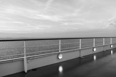 Yaz tatili, Yolculuk tutkusu. Gemi akşam gökyüzü üzerinde pastoral deniz manzarası üzerinde. Miami, mavi deniz ABD'de tahta gemi. Seyahat, seyahat, yolculuk su. Macera, keşif, gezi.