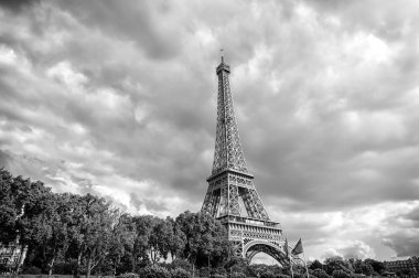 Eyfel Kulesi Paris, Fransa'da bulutlu gökyüzü. Mimari yapı ve tasarım kavramı. Yaz tatili Fransız başkentinde