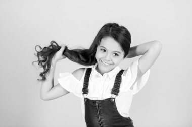 Kız uzun saçlı mavi arka plan üzerinde basılı tutun