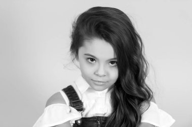 Güzel genç esmer modeli, uzun güzel saçlı sevimli kız