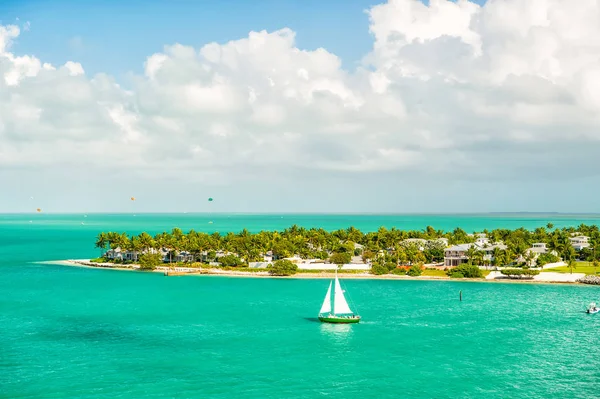 Yate turístico flotando por la isla verde en Key West, Florida — Foto de Stock