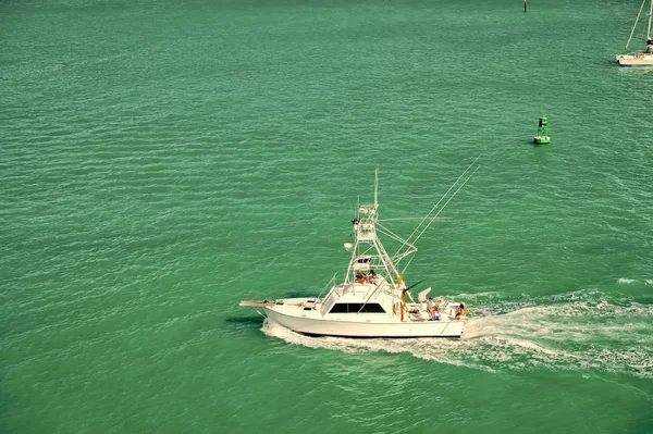 Yate o barco flotando en agua turquesa soleado verano al aire libre — Foto de Stock